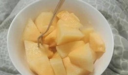 晚上女孩子吃哈密瓜,甜蜜哈密瓜的浪漫滋味