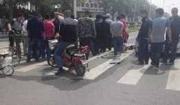 佛山撞车吃瓜群众,围观群众瞬间变身“吃瓜大军”