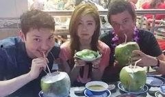 外出聚会女儿吃瓜