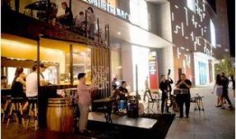 酒吧直播现场吃瓜,吃瓜群众围观直播盛宴