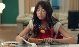 美女吃瓜真是甜,甜蜜滋味尽在其中