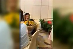 夫妻吃瓜日常,甜蜜拌嘴中的生活百态