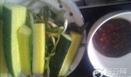 桌上蘸酱吃的瓜,美味佳肴共享时光