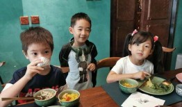 外出聚会女儿吃瓜