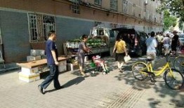 曹县大集东街吃瓜,瓜果飘香，热闹非凡的市井生活