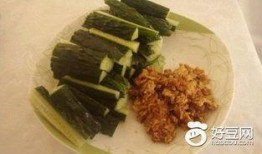 桌上蘸酱吃的瓜,美味佳肴共享时光