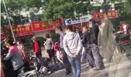佛山撞车吃瓜群众,围观群众瞬间变身“吃瓜大军”