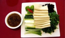 桌上蘸酱吃的瓜,美味佳肴共享时光