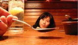 吃瓜情侣对镜拍照,吃瓜情侣对镜拍照，定格幸福时光