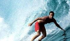 吃瓜美眉极限冲浪,勇闯波涛汹涌的海浪之巅