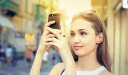 吃瓜情侣对镜拍照,吃瓜情侣对镜拍照，定格幸福时光