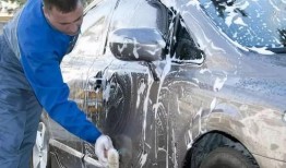 伯贤洗车吃瓜,意外成为网友热议焦点