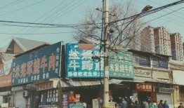 曹县大集东街吃瓜,瓜果飘香，热闹非凡的市井生活