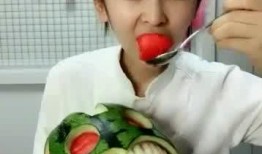 美女吃瓜真是甜,甜蜜滋味尽在其中